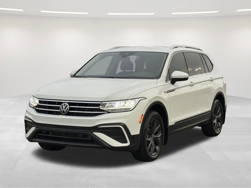 Used 2024 Volkswagen Tiguan SE FWD image 1