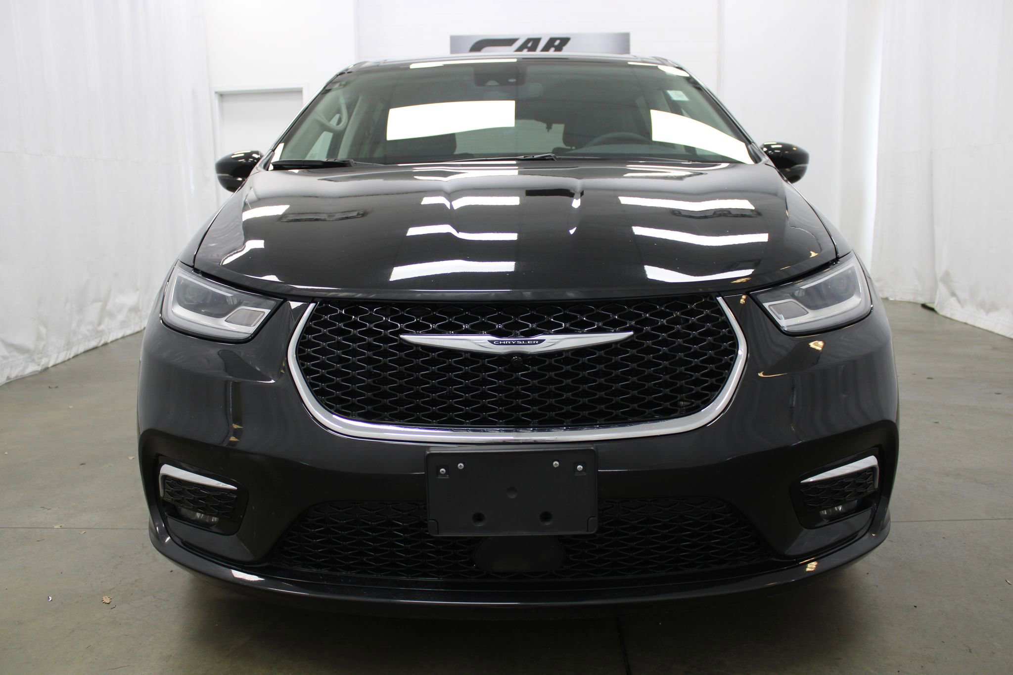 Used 2024 Chrysler Pacifica Select image 2