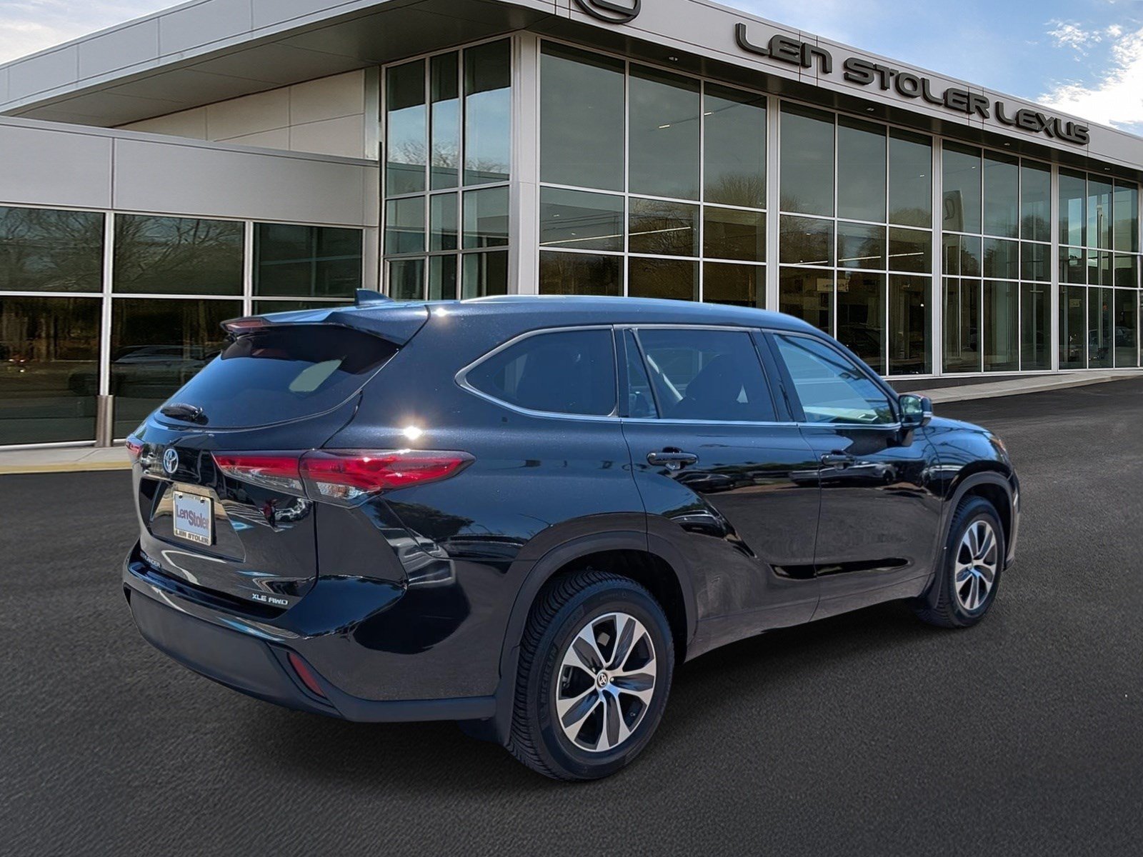 Used 2020 Toyota Highlander XLE AWD/4WD image 3