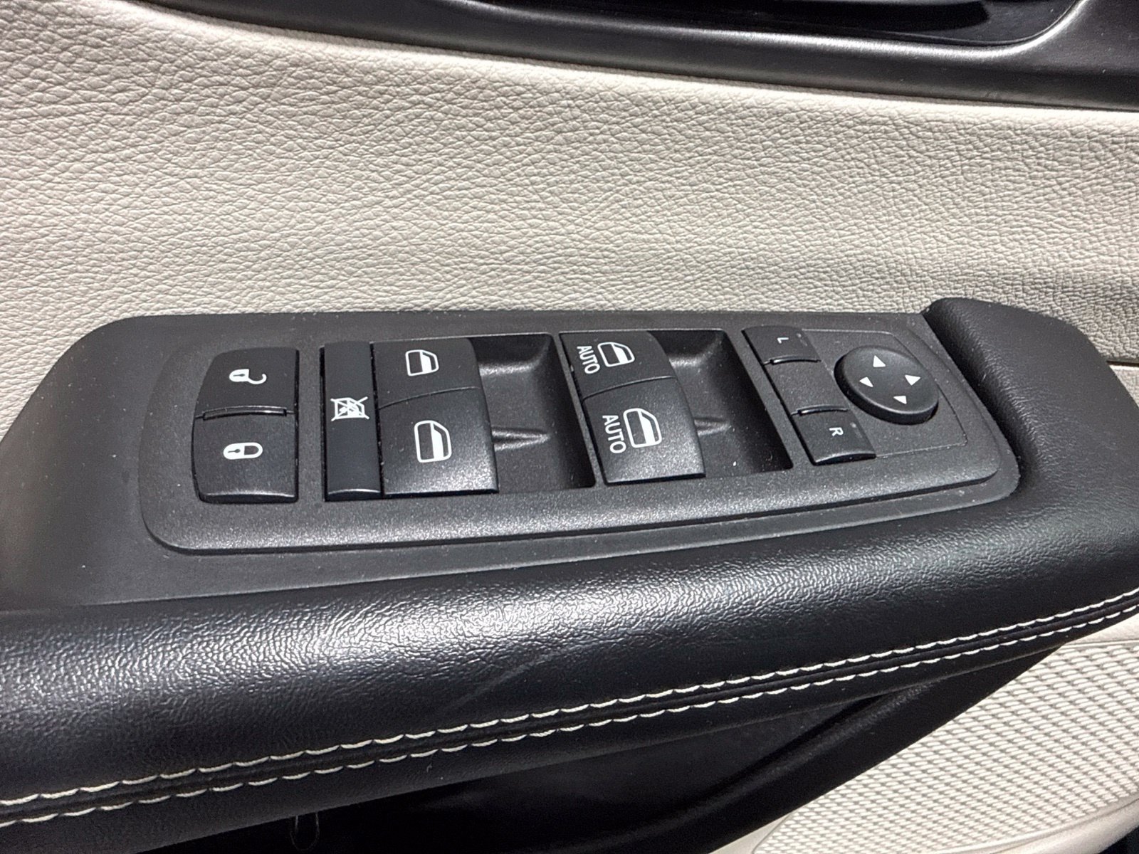 Used 2022 Chrysler Pacifica Touring-L AWD/4WD image 26