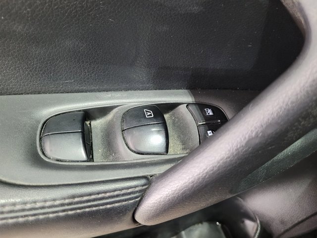 Used 2018 Nissan Rogue S image 39