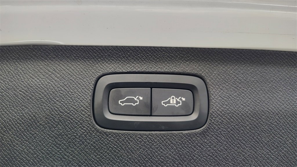 Certified 2025 Volvo XC90 B6 Plus image 33