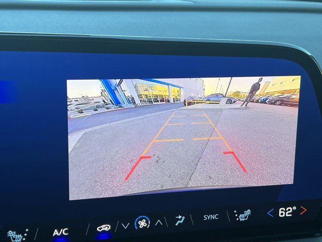 Used 2025 Chevrolet Traverse LT image 15