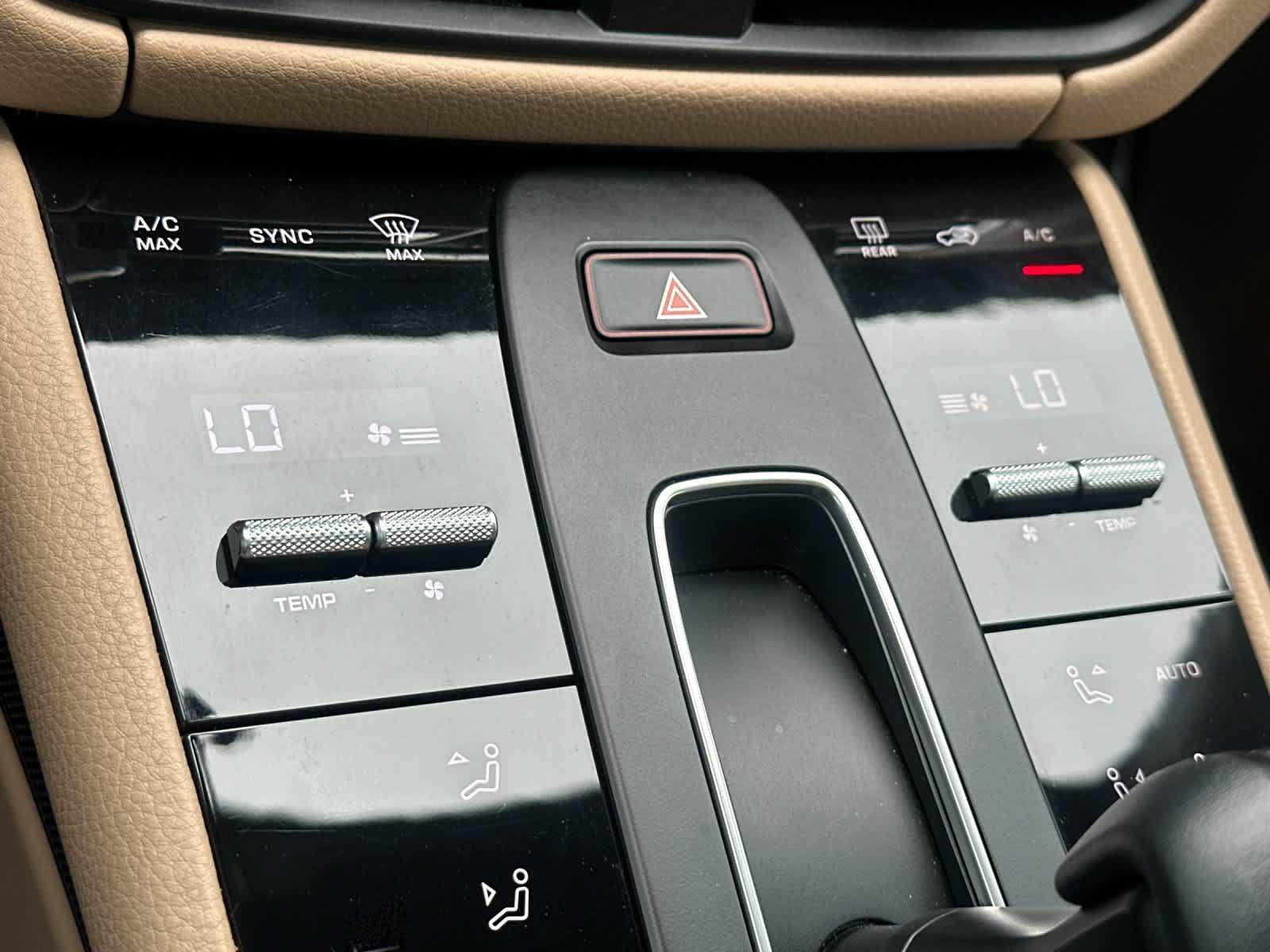Certified 2024 Porsche Macan AWD/4WD image 23