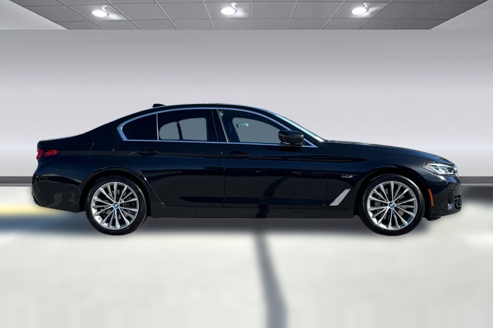 Used 2023 BMW 530e w/ Convenience Package image 7