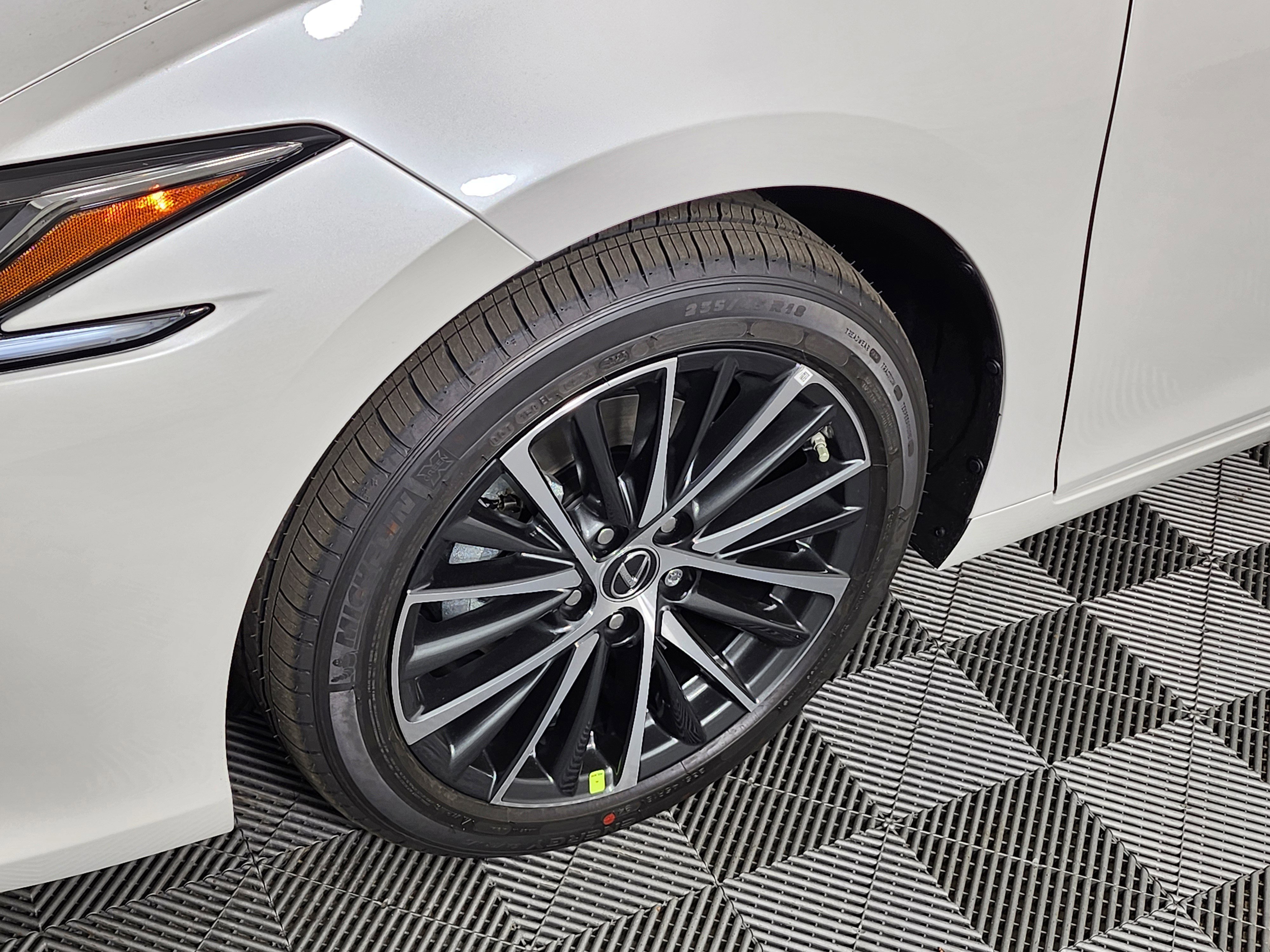 New 2025 Lexus ES 300h w/ Premium Package image 11