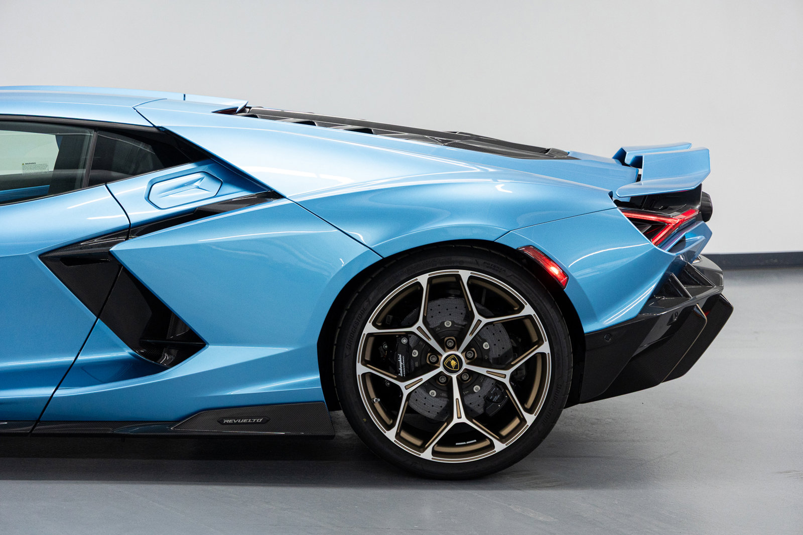 Used 2025 Lamborghini Revuelto image 5