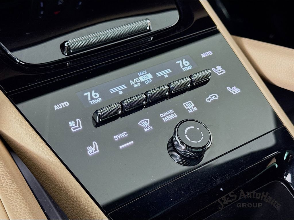 Used 2024 Porsche Cayenne w/ Premium Package image 21