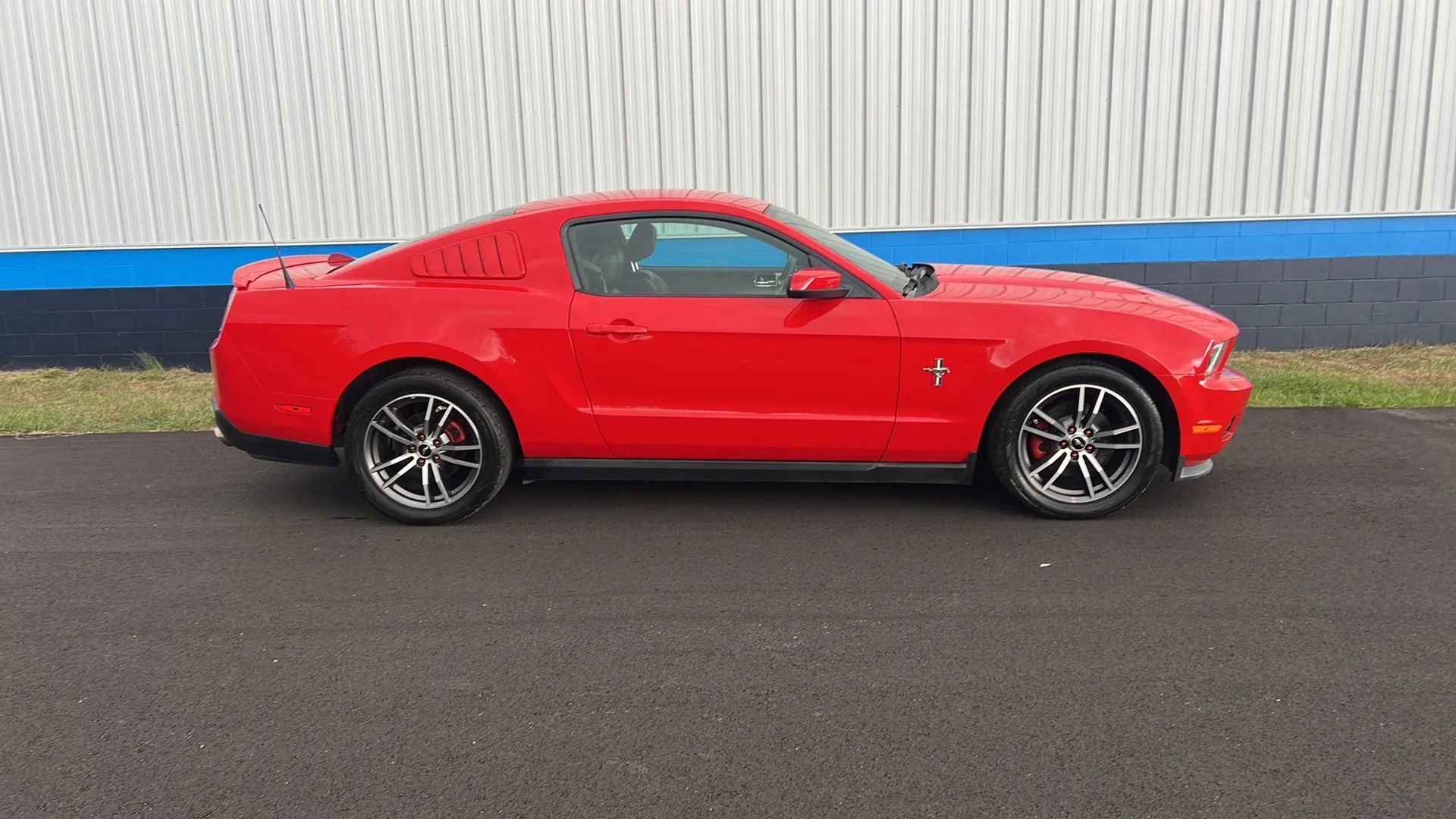 Used 2011 Ford Mustang Premium w/ 202A Rapid Spec Order Code image 4