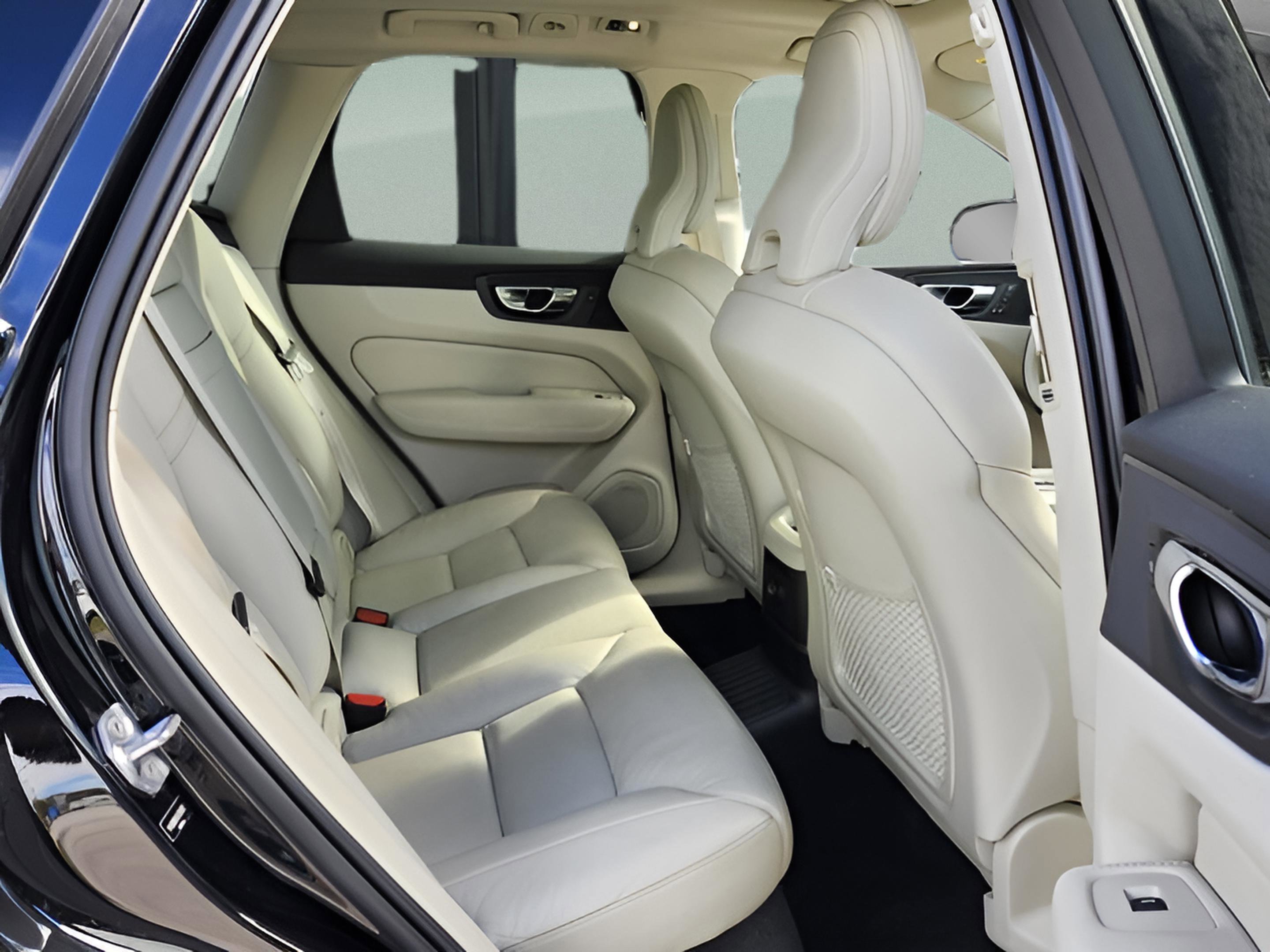 Used 2020 Volvo XC60 T8 Momentum w/ Protection Package Premier image 15