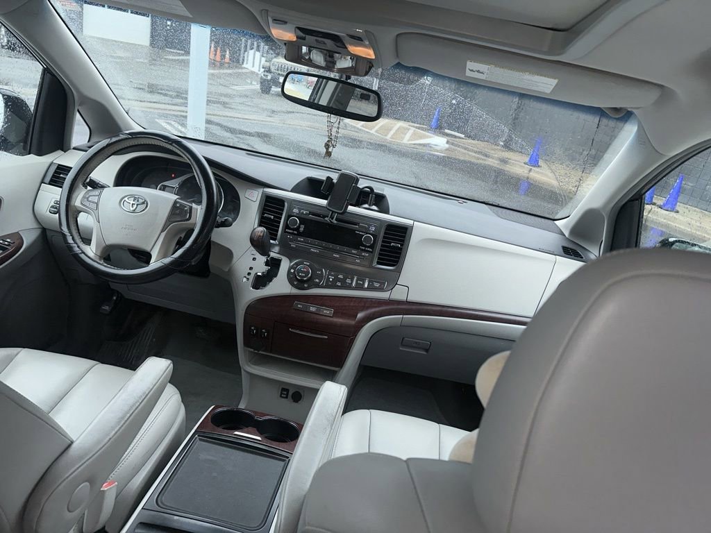 Used 2013 Toyota Sienna XLE image 21