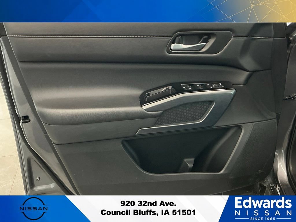 Used 2025 Nissan Pathfinder SL AWD/4WD image 25