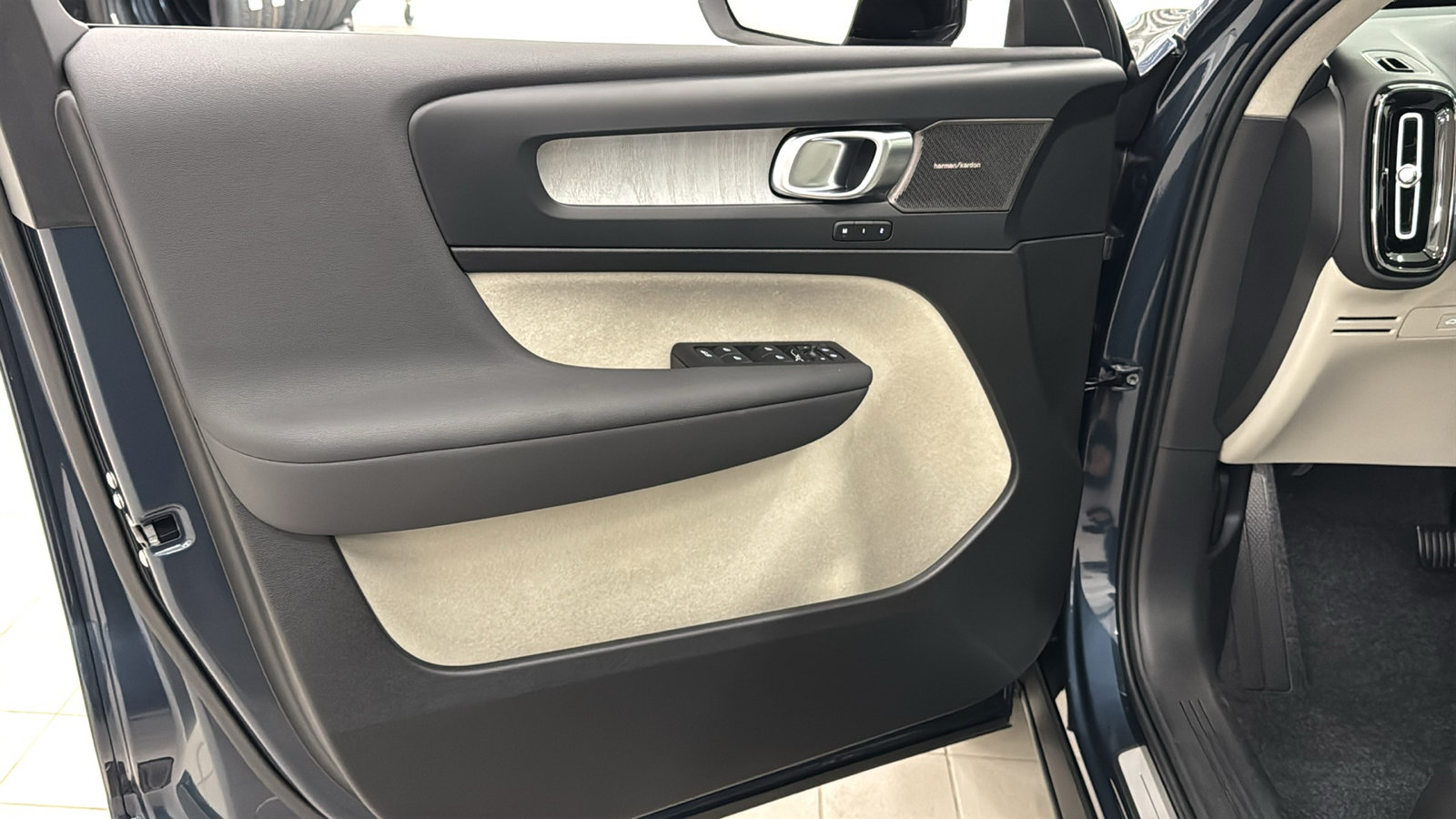 New 2026 Volvo XC40 B5 Ultra w/ Climate Package AWD/4WD image 21