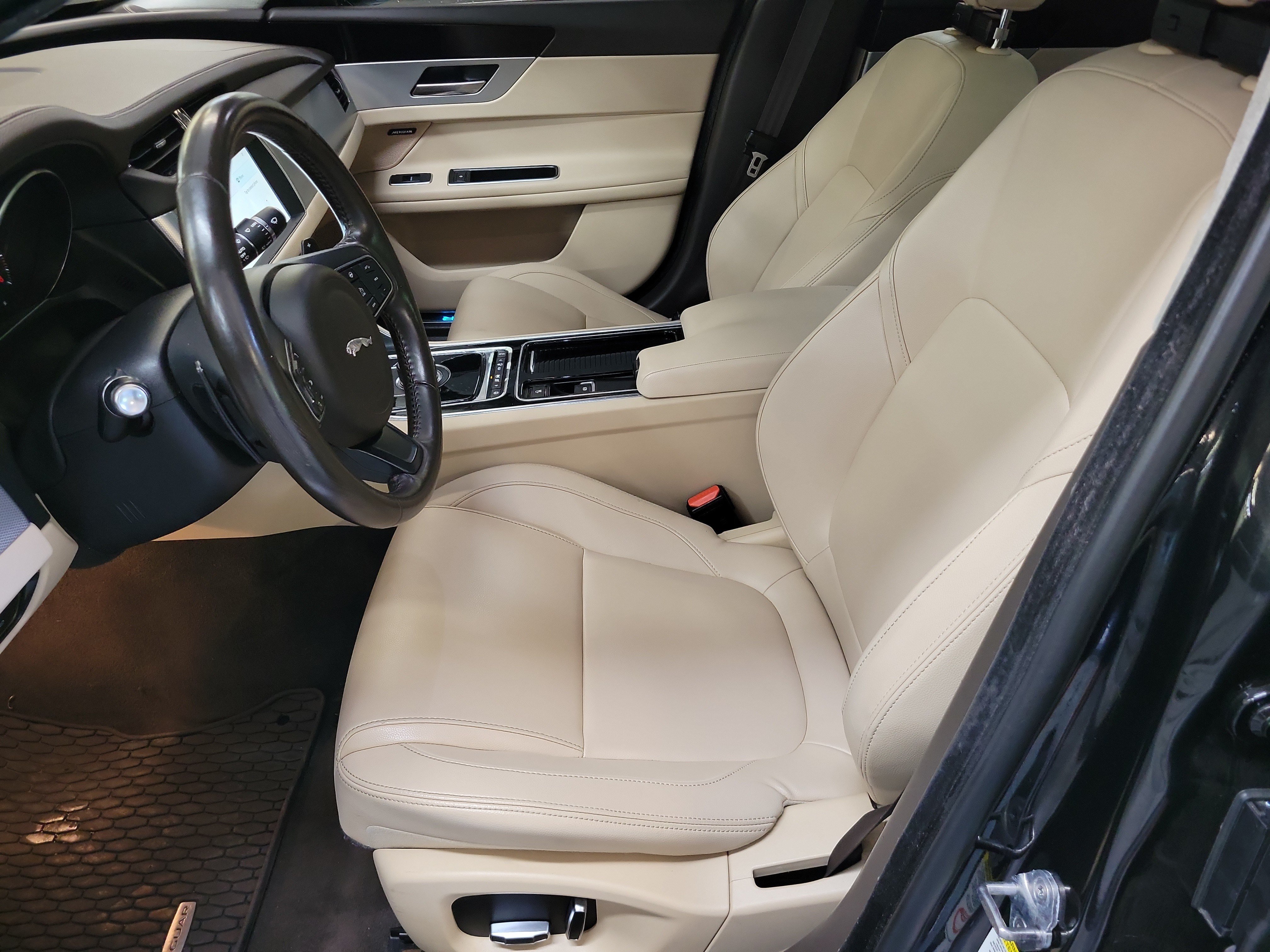 Used 2020 Jaguar XF Premium AWD/4WD image 9