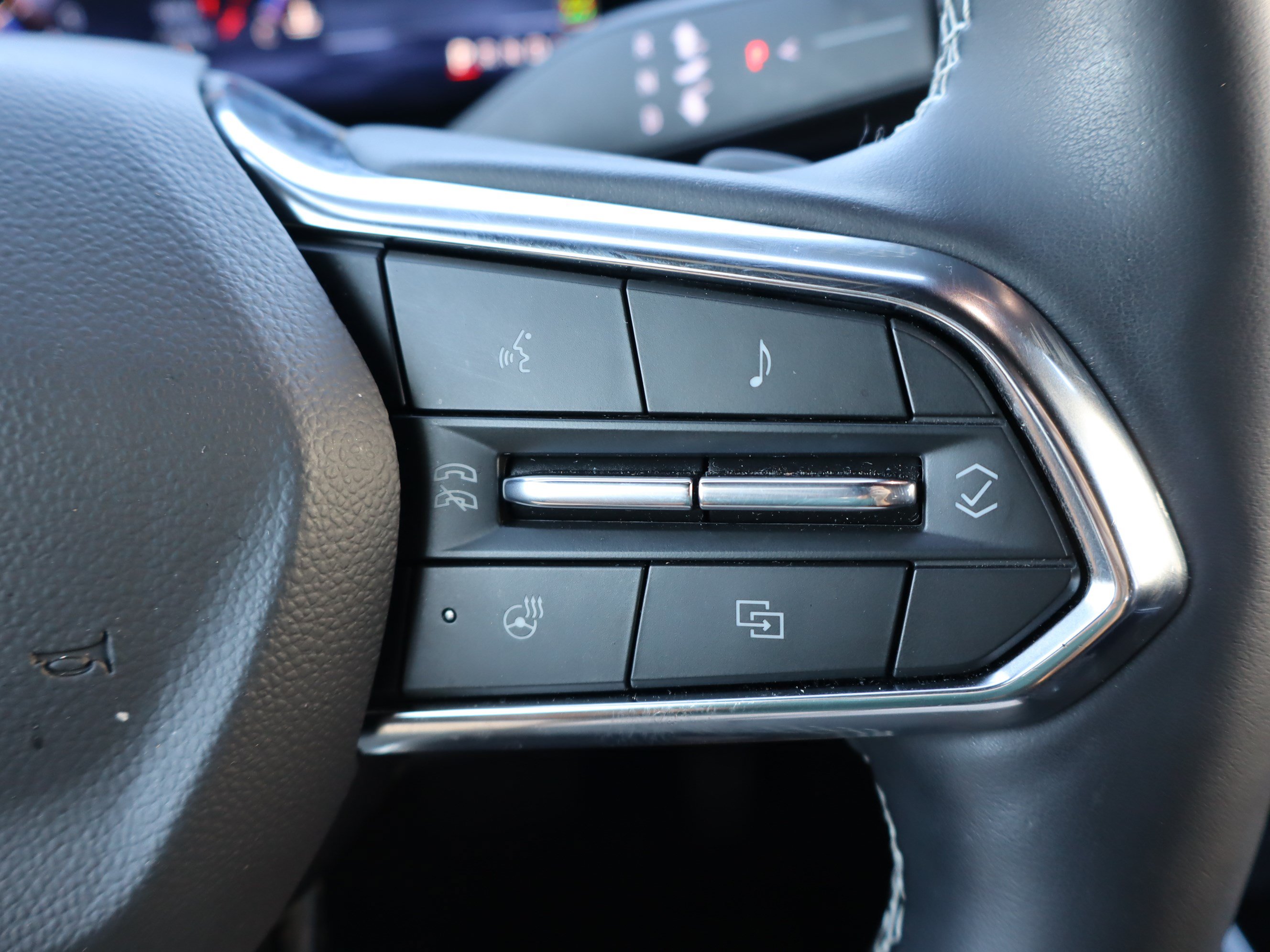 Used 2025 Chevrolet Traverse LT FWD image 21