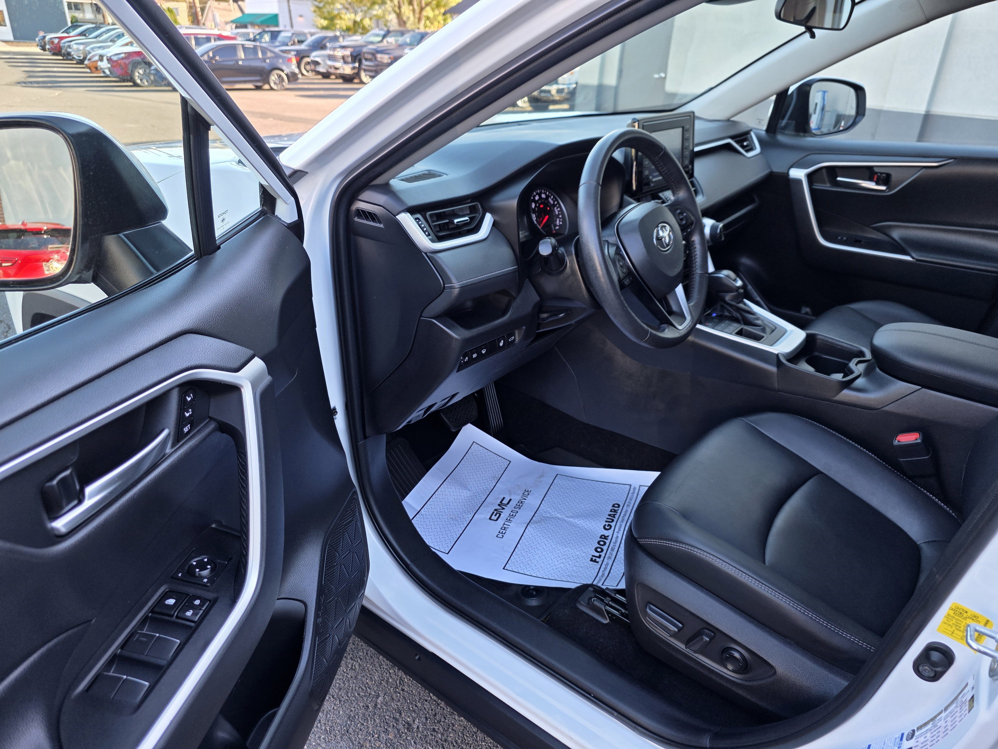 Used 2021 Toyota RAV4 XLE Premium image 11