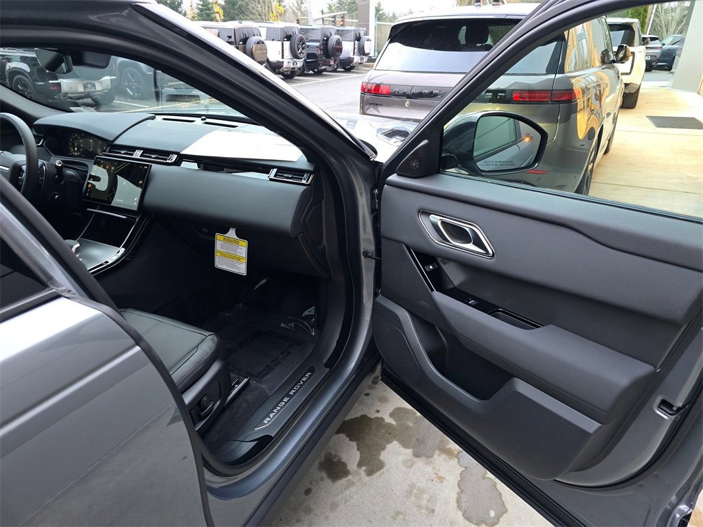 New 2025 Land Rover Range Rover Velar Dynamic SE image 32