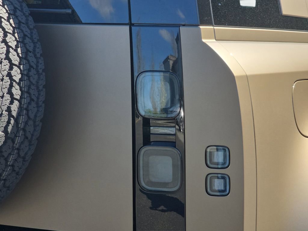 New 2026 Land Rover Defender 110 X-Dynamic SE image 35