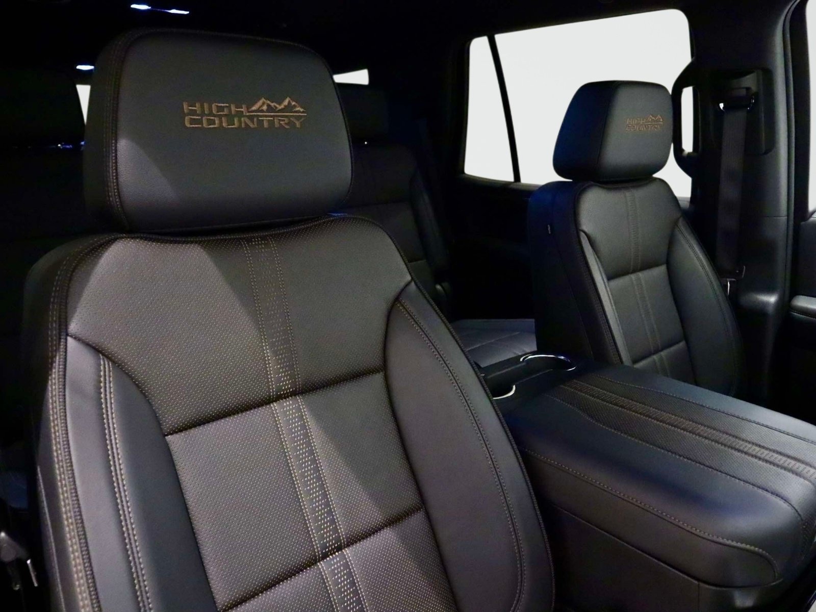 Used 2025 Chevrolet Tahoe High Country AWD/4WD image 18