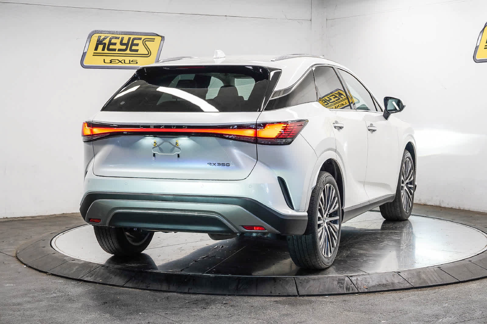 Used 2024 Lexus RX 350 Premium Plus w/ Accessory Package (Z1) FWD image 4