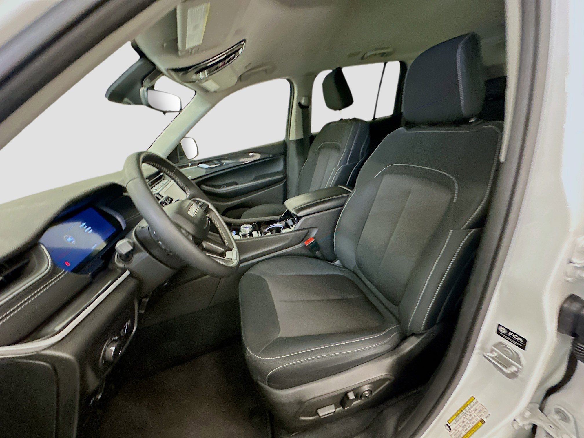 Used 2023 Jeep Grand Cherokee Laredo AWD/4WD image 13