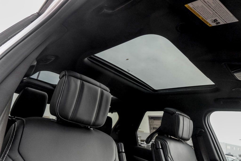 Used 2025 Land Rover Discovery Dynamic SE image 23