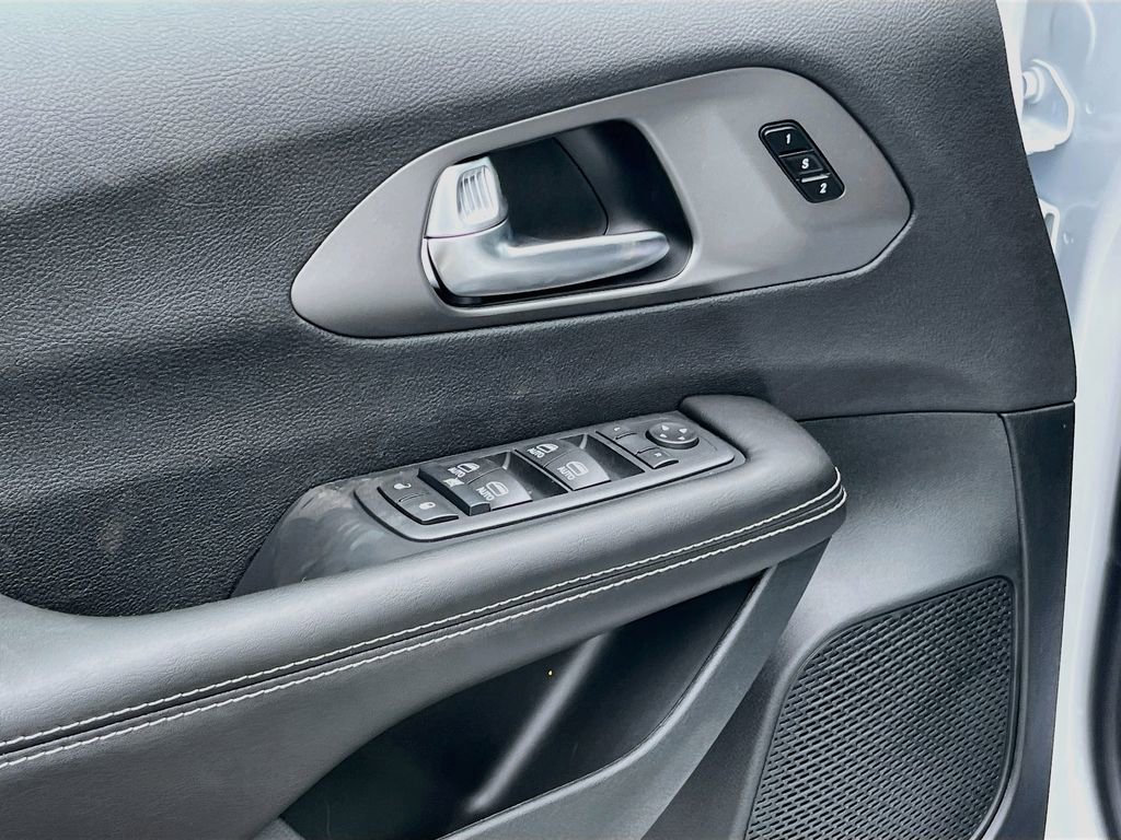 New 2027 Chrysler Pacifica Select FWD image 16
