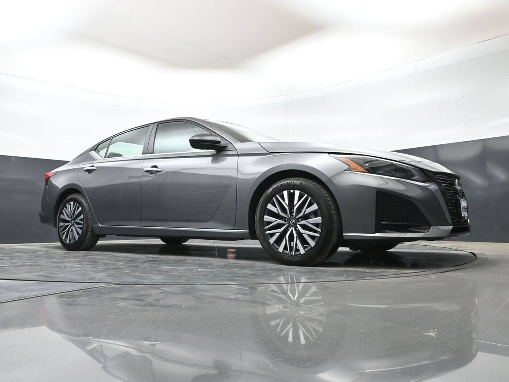 Used 2025 Nissan Altima 2.5 SV FWD image 37