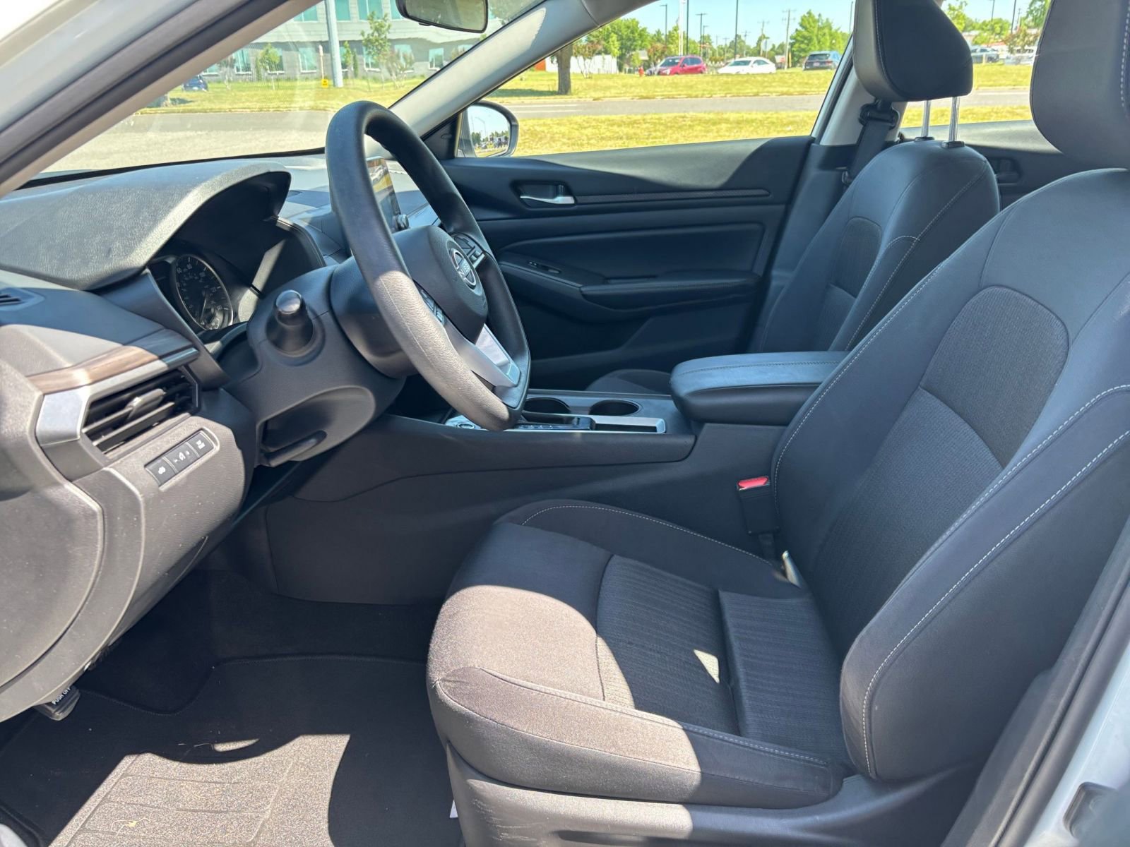 Used 2025 Nissan Altima 2.5 SV FWD image 27