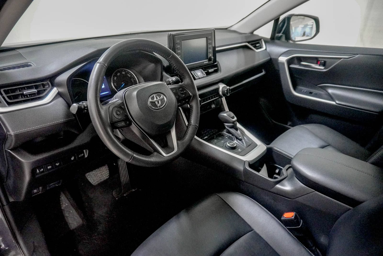 Used 2022 Toyota RAV4 XLE Premium AWD/4WD image 22