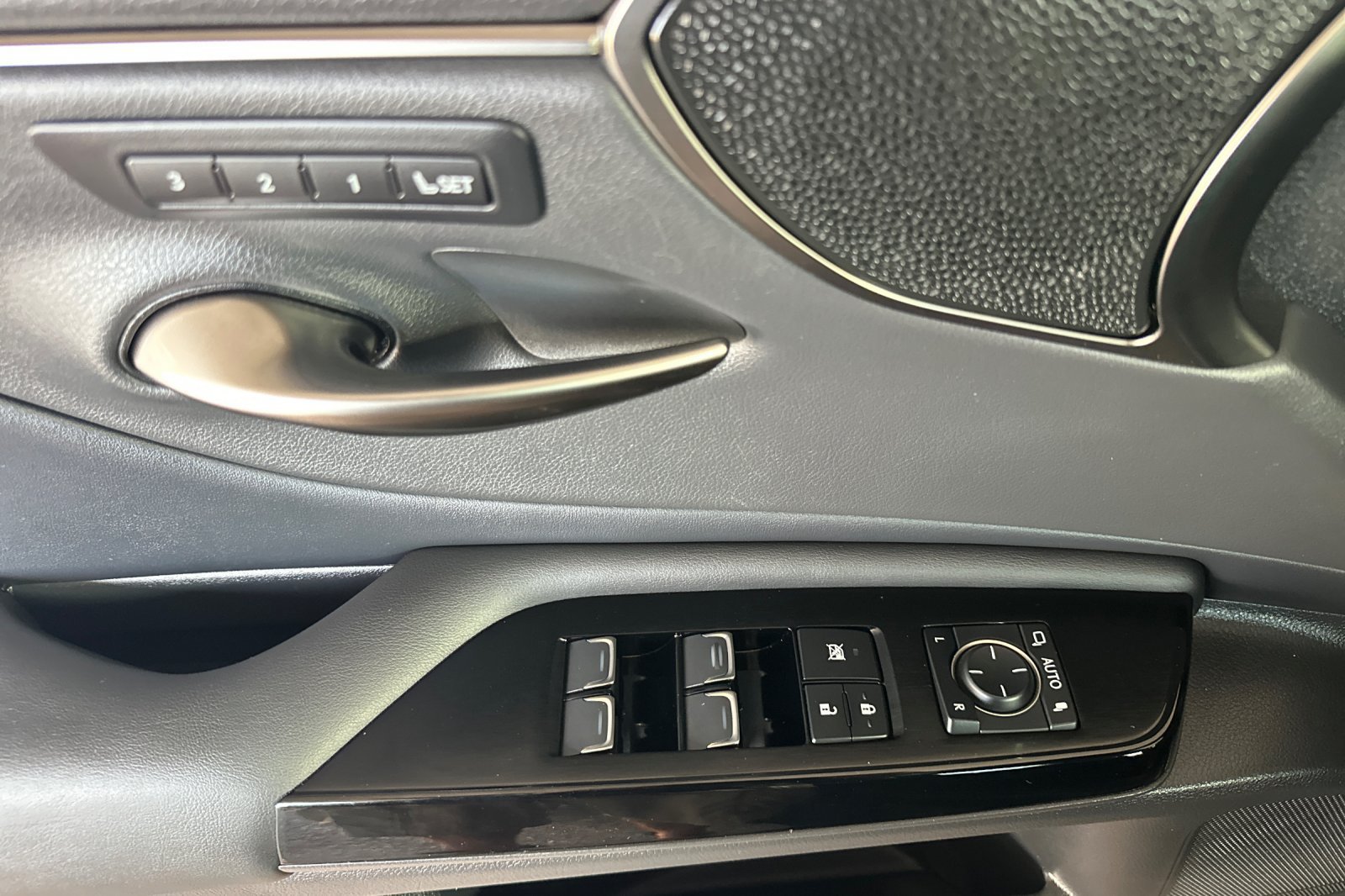 Certified 2023 Lexus ES 350 F Sport w/ Accessory Package (Z2) FWD image 8