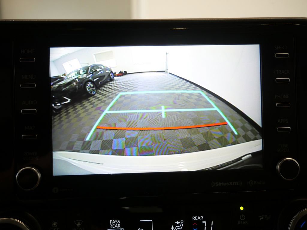 Used 2021 Toyota Highlander XLE AWD/4WD image 22