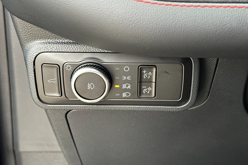 Used 2025 Ford Explorer ST-Line w/ Premium Package RWD image 39