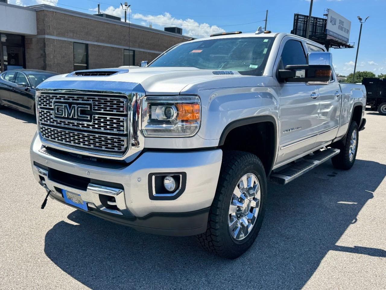 Used 2019 GMC Sierra 2500 Denali w/ Duramax Plus Package AWD/4WD image 8