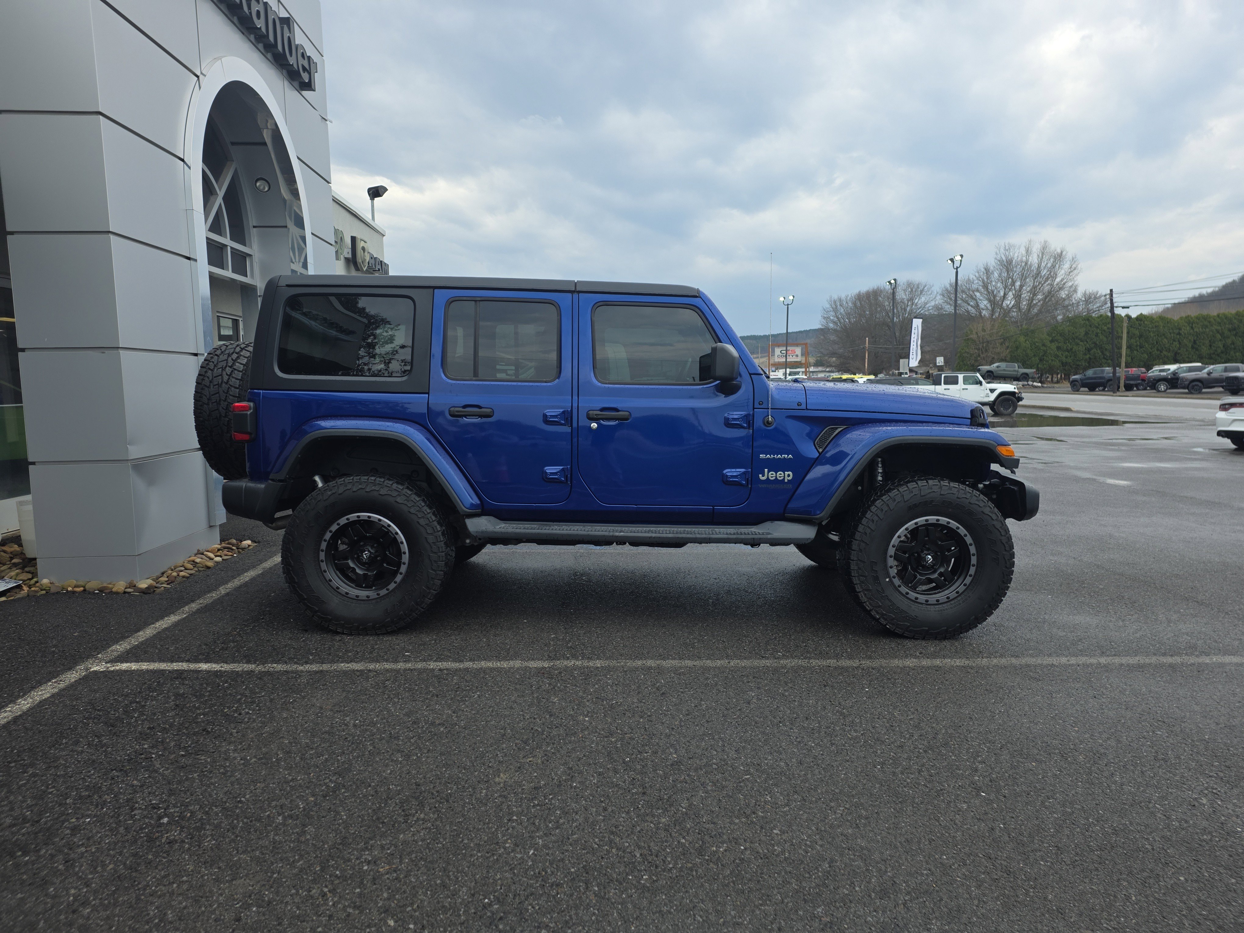 Used 2018 Jeep Wrangler Unlimited Sahara image 2