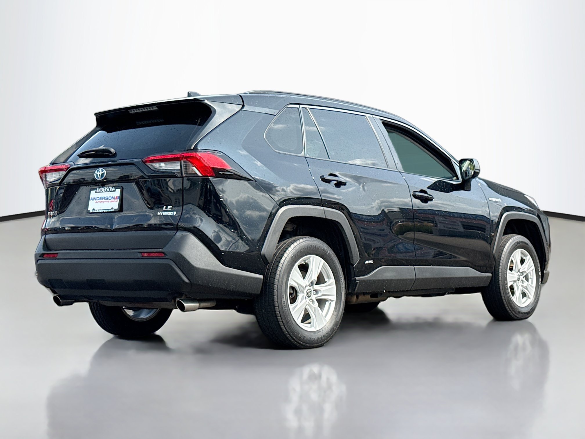 Used 2021 Toyota RAV4 LE AWD/4WD image 2