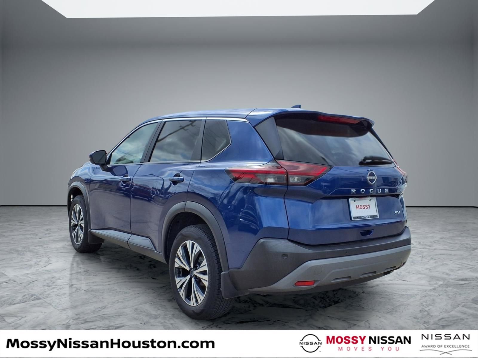 Used 2022 Nissan Rogue SV image 2