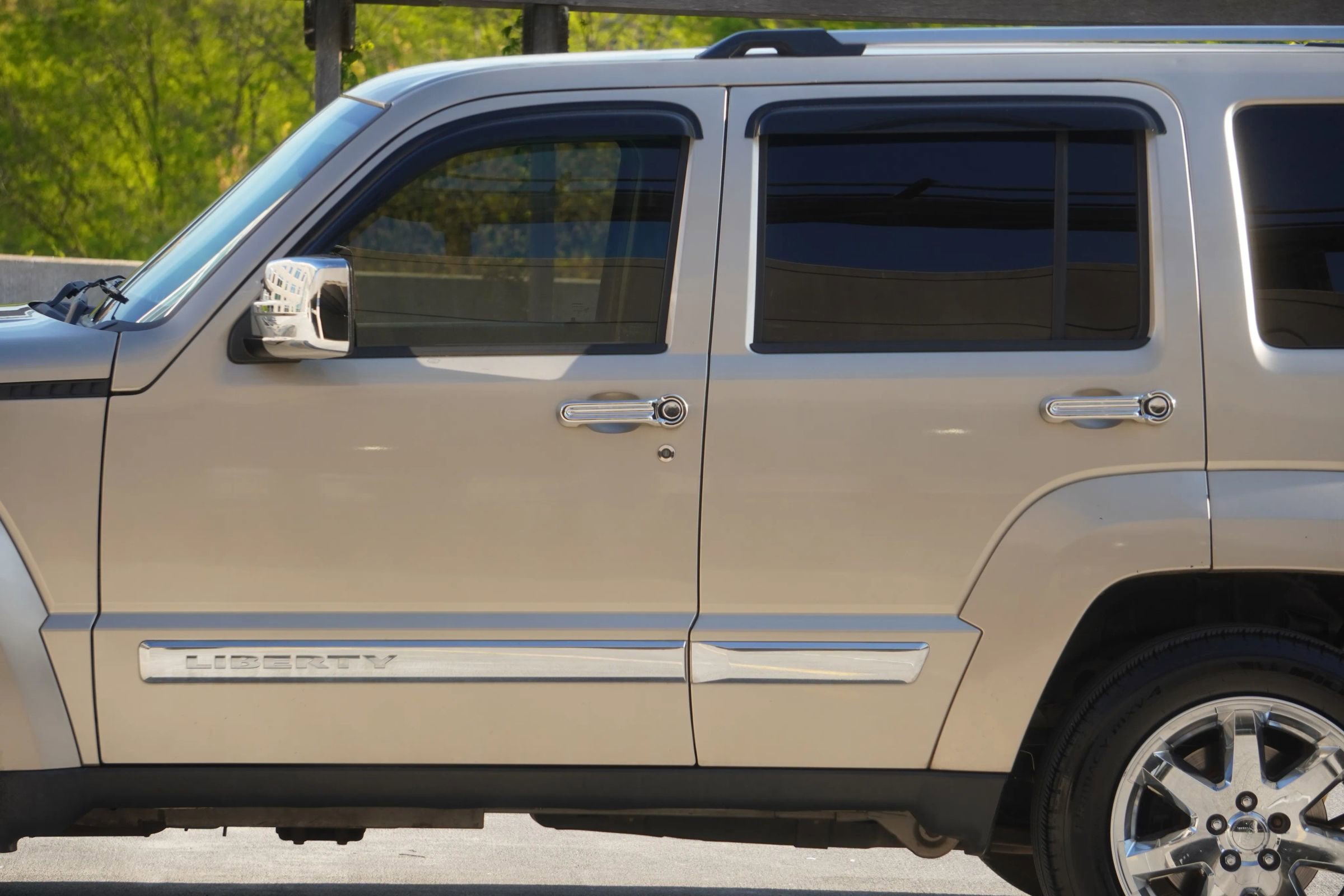 Used 2010 Jeep Liberty Limited w/ Tire & Wheel Group image 28