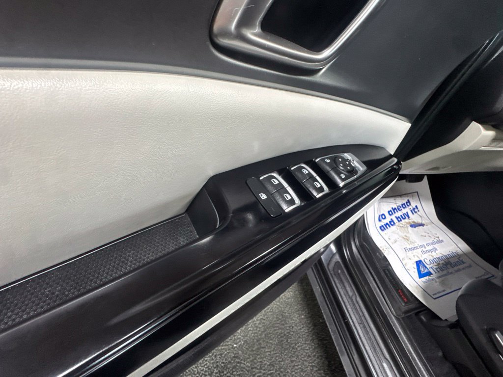 Used 2023 Kia Carnival LX FWD image 16