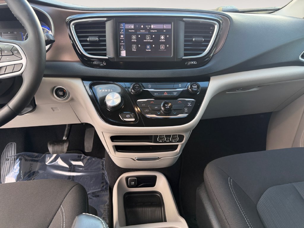 Used 2023 Chrysler Voyager LX FWD image 11