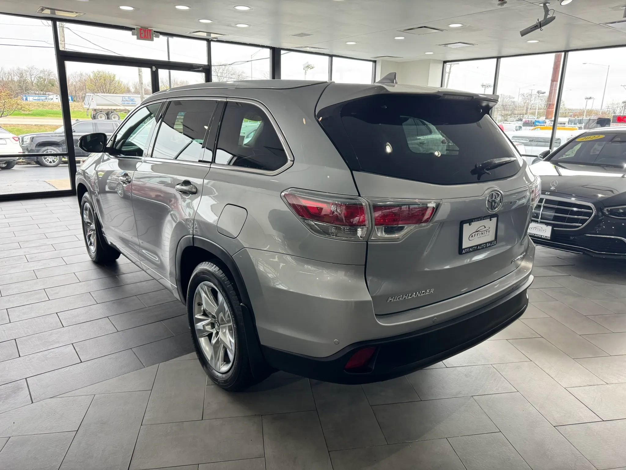 Used 2016 Toyota Highlander Limited AWD/4WD image 3