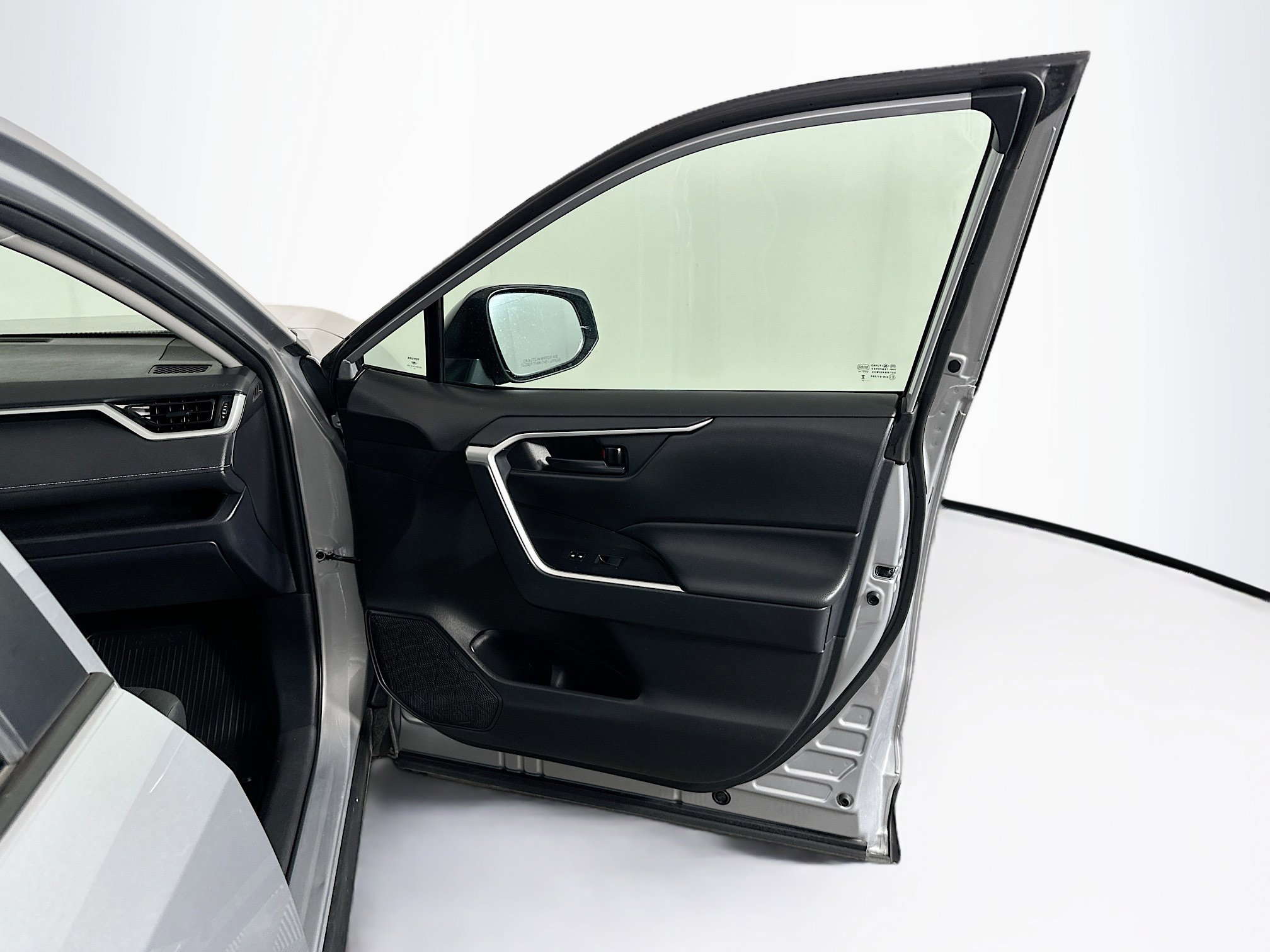 Used 2025 Toyota RAV4 LE image 32