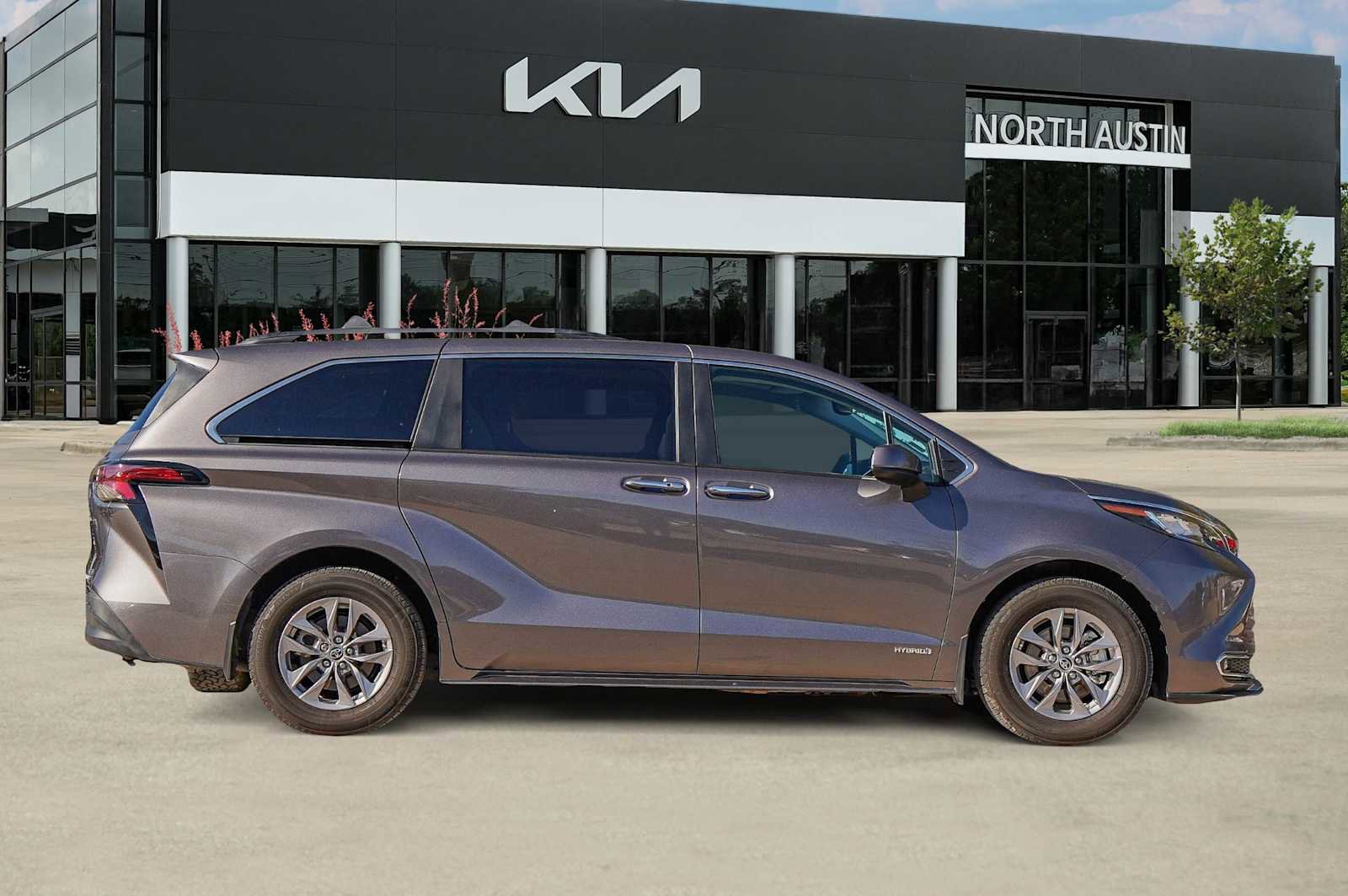 Used 2021 Toyota Sienna XLE image 7