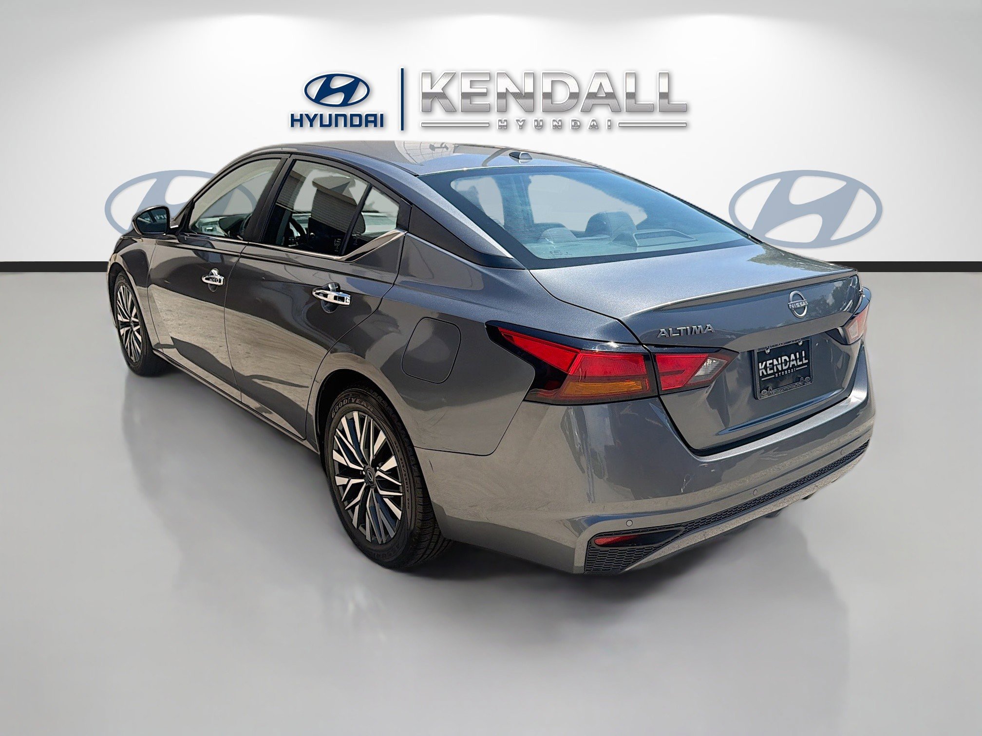 Used 2023 Nissan Altima 2.5 SV FWD image 4