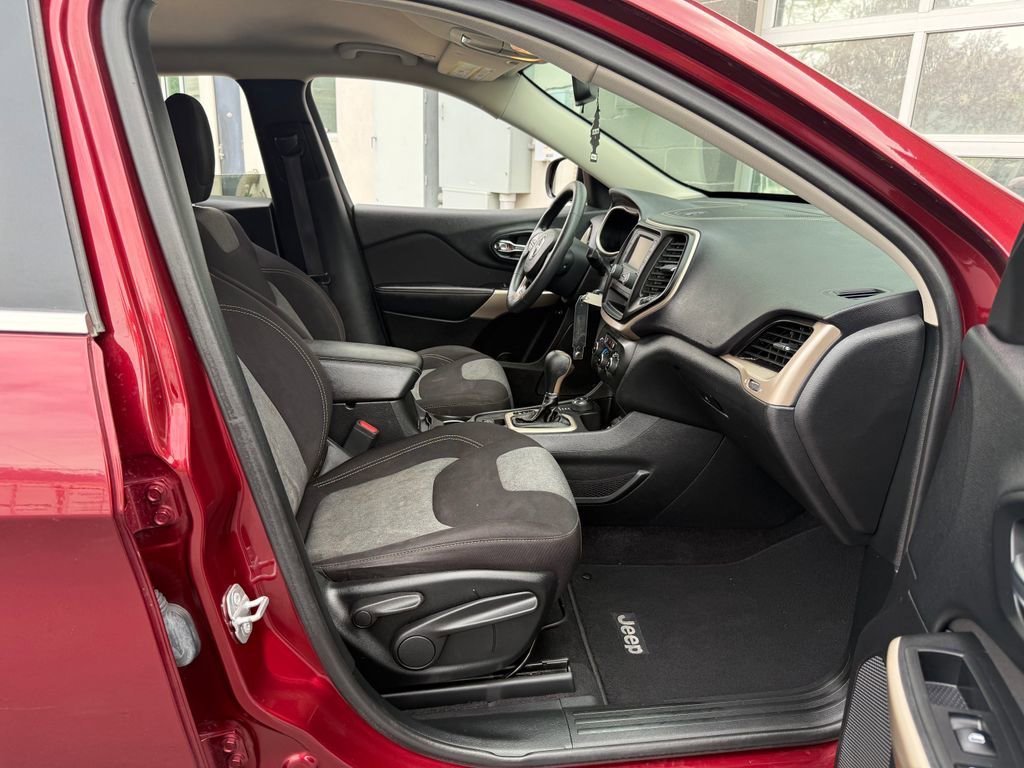 Used 2018 Jeep Cherokee Latitude AWD/4WD image 18