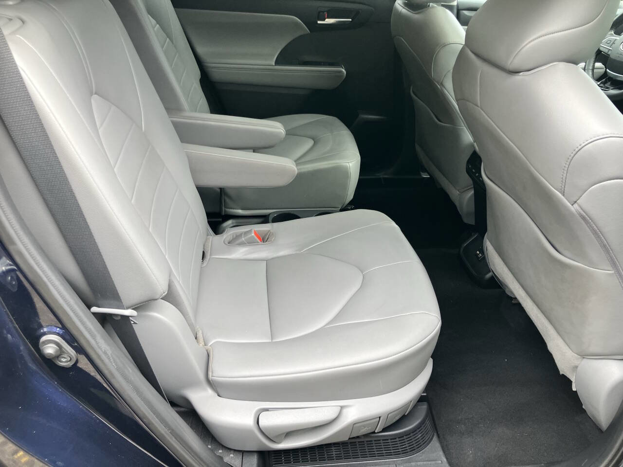 Used 2021 Toyota Highlander XLE image 31