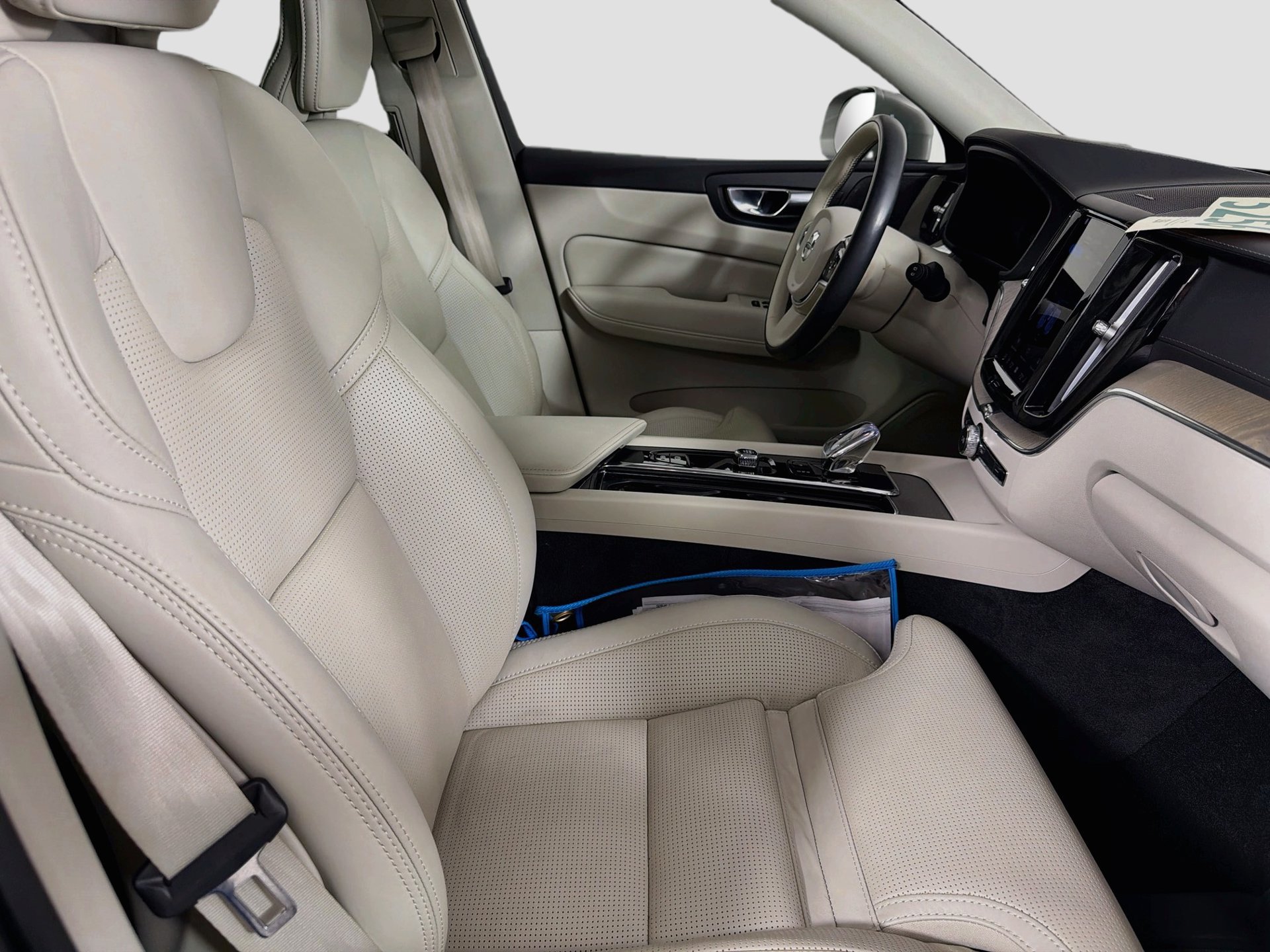 Certified 2023 Volvo XC60 B5 Ultimate w/ Climate Package FWD image 30