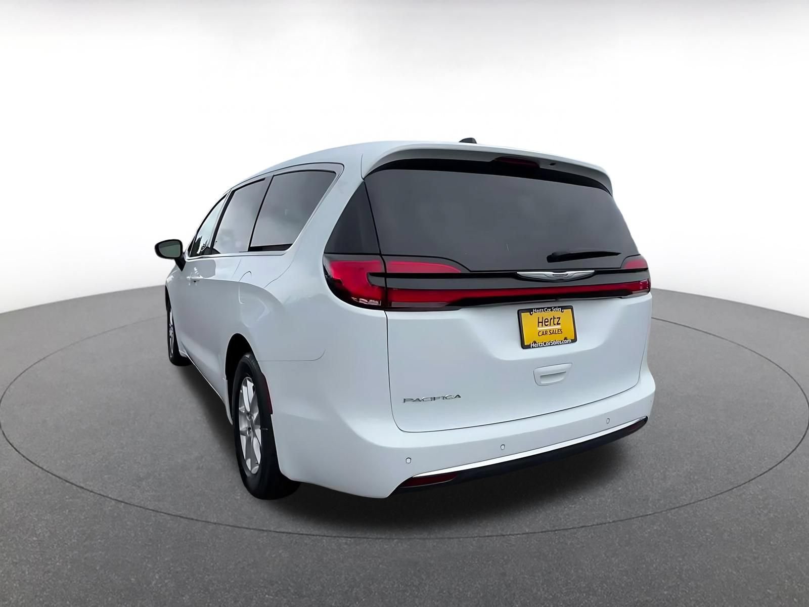 Used 2025 Chrysler Pacifica Select FWD image 10