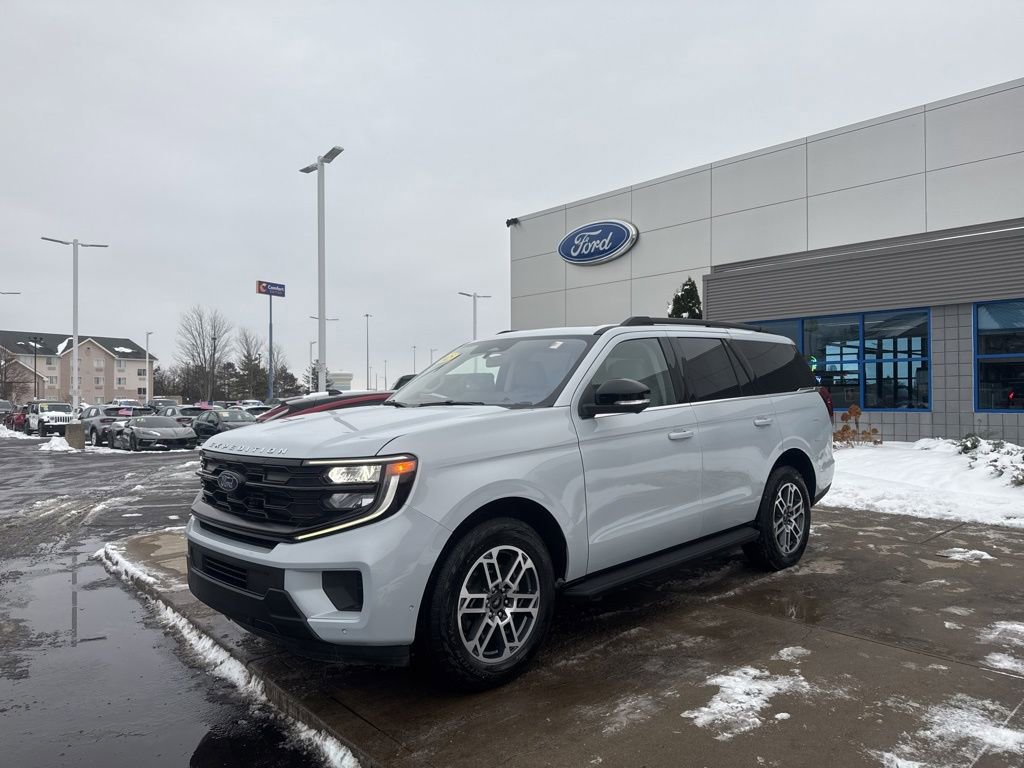 Used 2025 Ford Expedition Active image 3