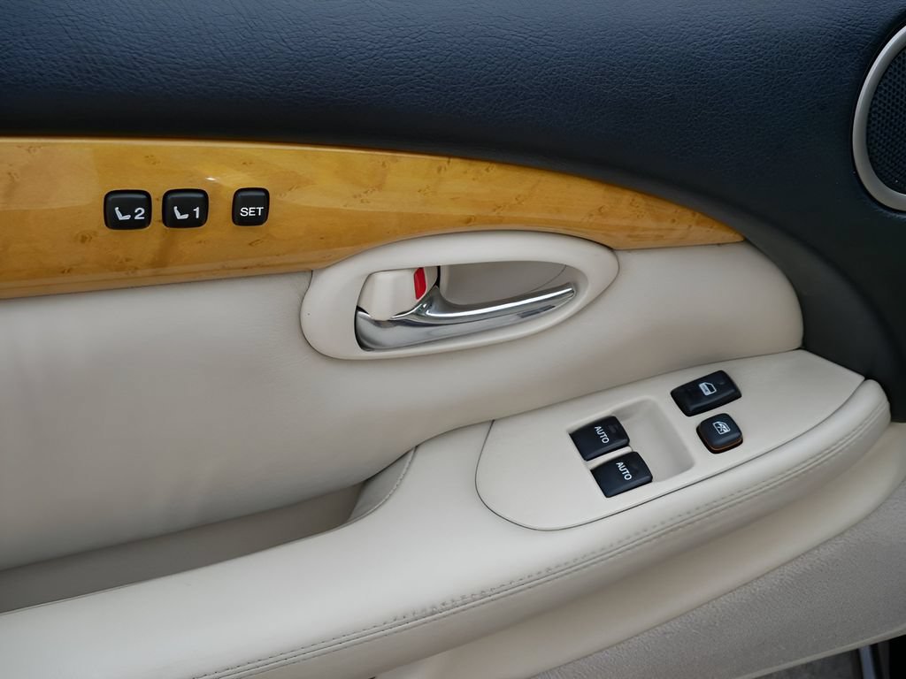 Used 2002 Lexus SC 430 Convertible RWD image 17